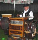 Drehorgelspieler beim Dorffest